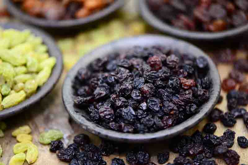 Fresh and dried black Corinth grapes